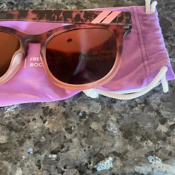 Blenders Heart Rush Eyewear Polarized Sun Glasses - Picture 10 of 11